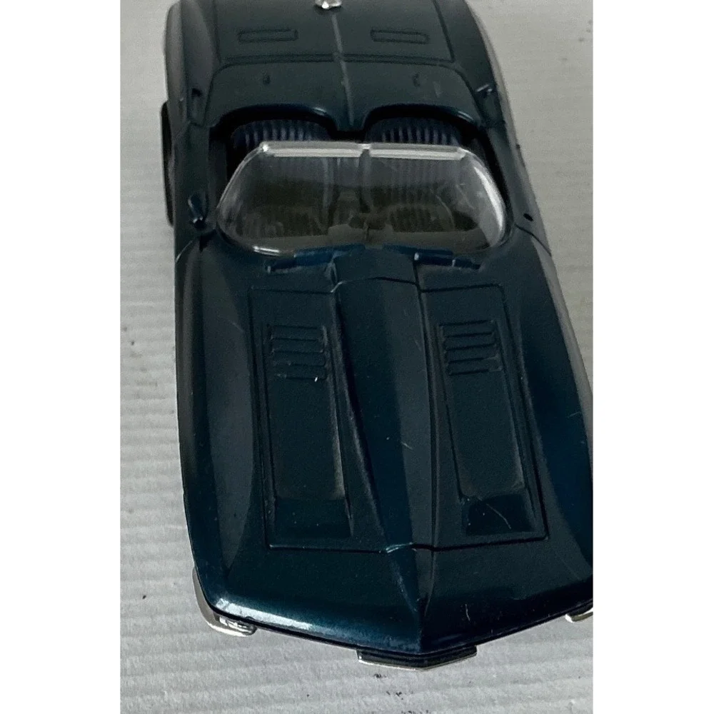 Chevrolet 1963 Corvette Stingray Mako Shark Diecast Car Blue 1:24 GM Licensed